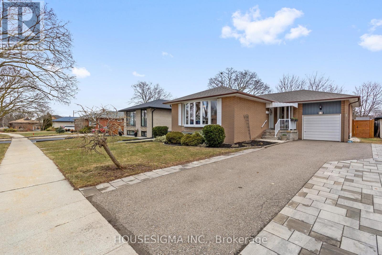 11 Tynevale Drive, Toronto, Ontario  M9R 2B3 - Photo 6 - W12922188