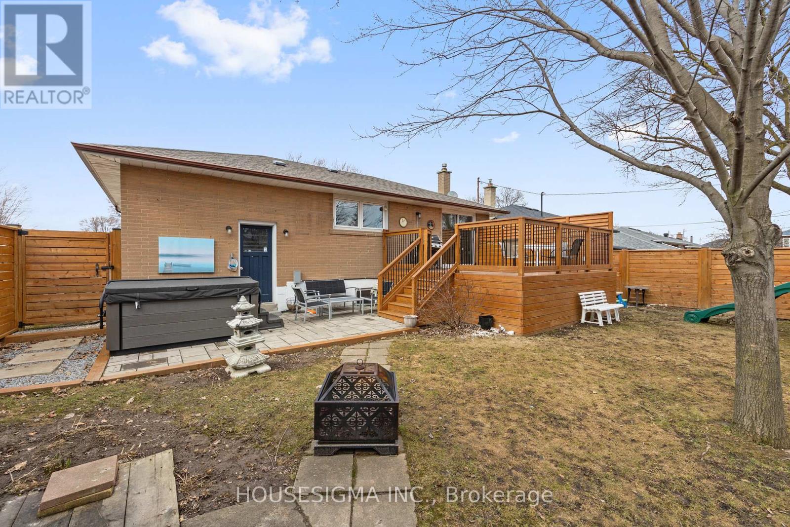 11 Tynevale Drive, Toronto, Ontario  M9R 2B3 - Photo 7 - W12922188