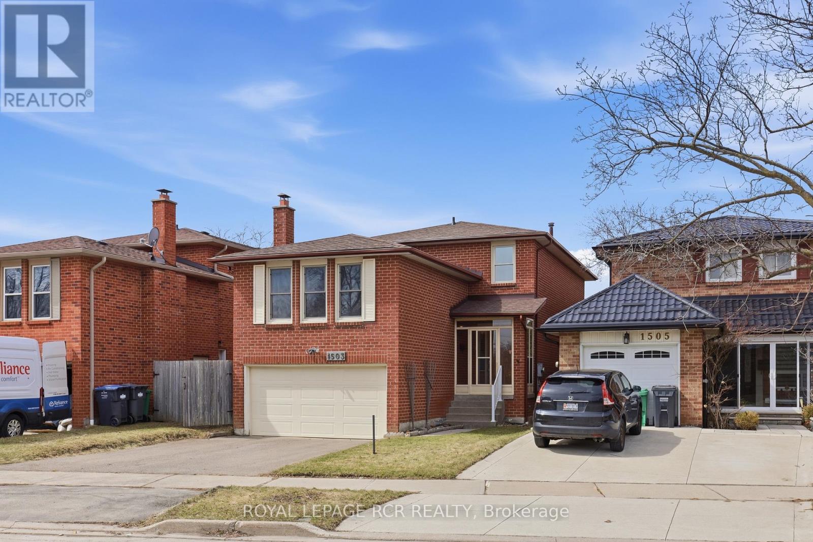 1503 Maple Ridge Drive, Mississauga, Ontario  L4W 3Z5 - Photo 2 - W12922226