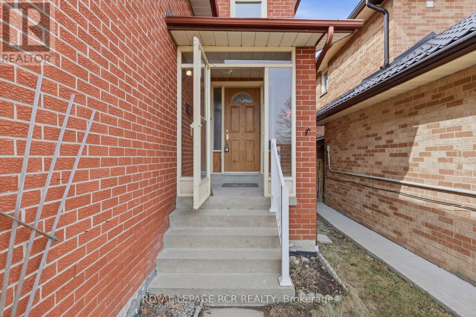 1503 Maple Ridge Drive, Mississauga, Ontario  L4W 3Z5 - Photo 3 - W12922226