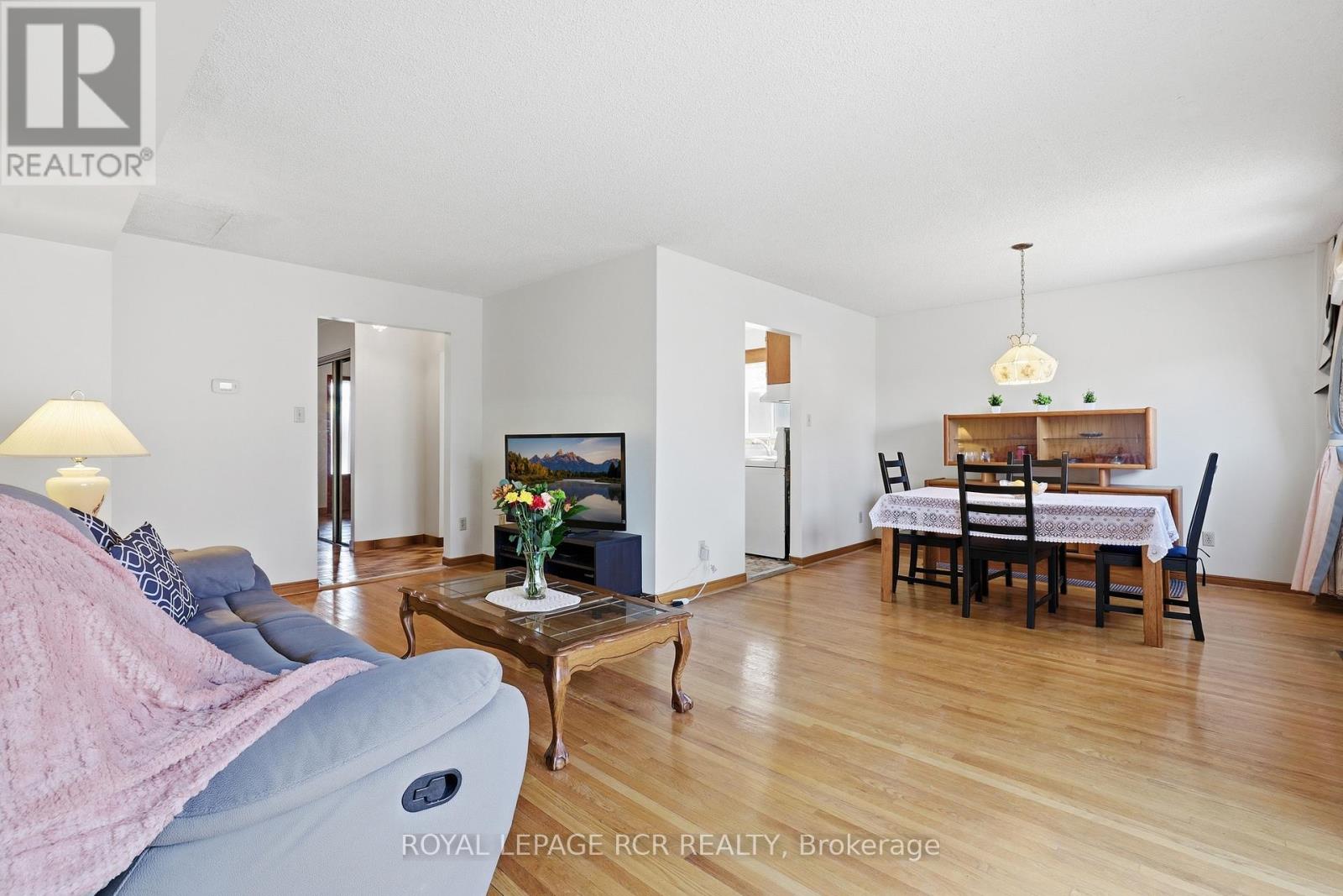 1503 Maple Ridge Drive, Mississauga, Ontario  L4W 3Z5 - Photo 5 - W12922226