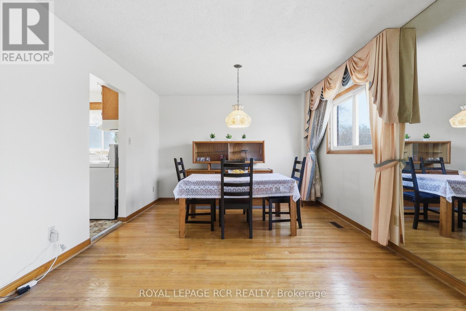 1503 Maple Ridge Drive, Mississauga, Ontario  L4W 3Z5 - Photo 6 - W12922226