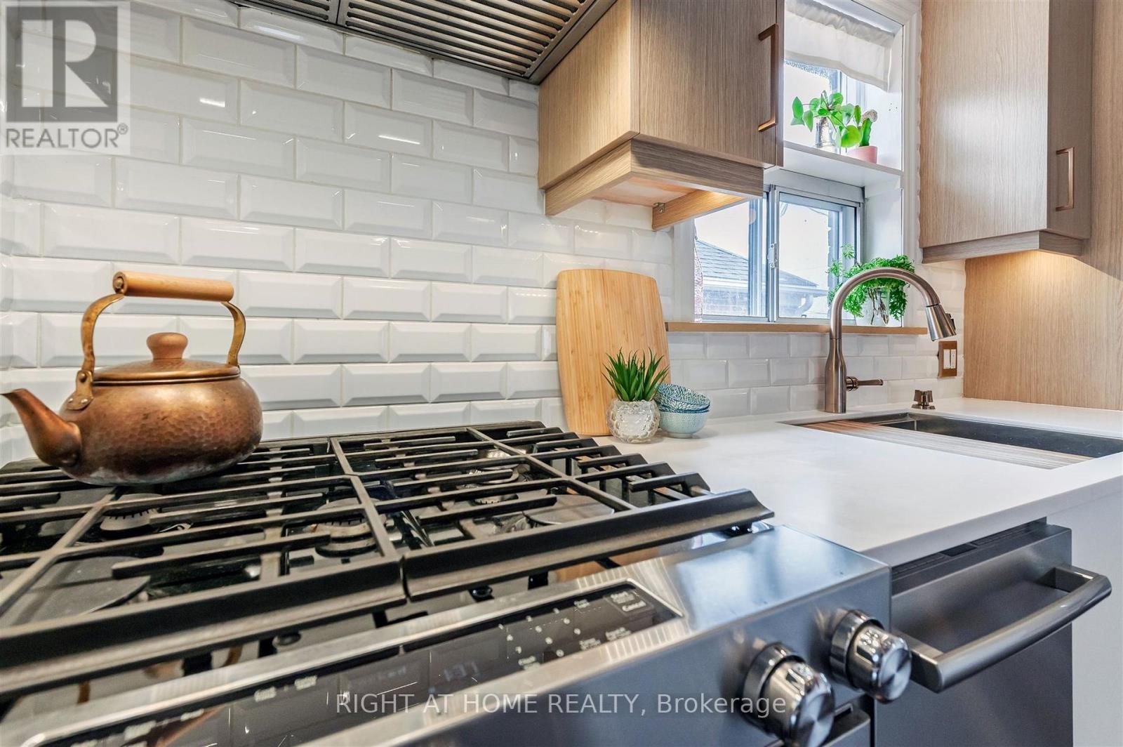 17 Claybrooke Street, Toronto, Ontario  M6M 3P6 - Photo 10 - W12922240