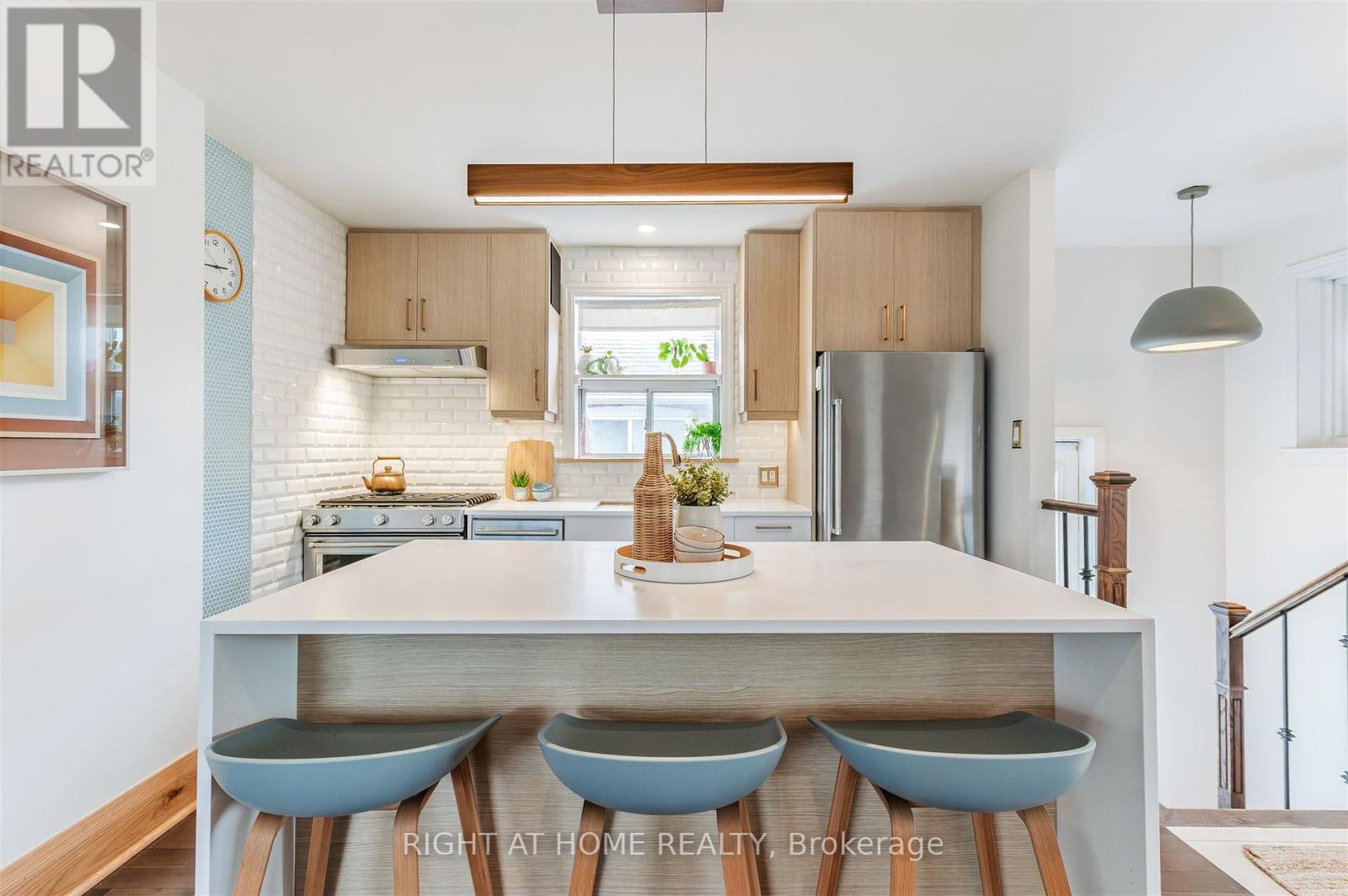 17 Claybrooke Street, Toronto, Ontario  M6M 3P6 - Photo 7 - W12922240