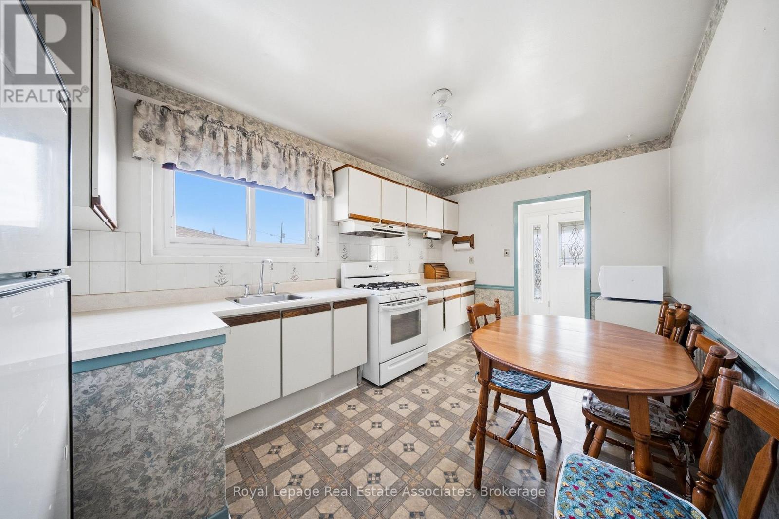 20 Rubydale Gardens, Toronto, Ontario M9L 1B9 - Photo 4 - W12922256