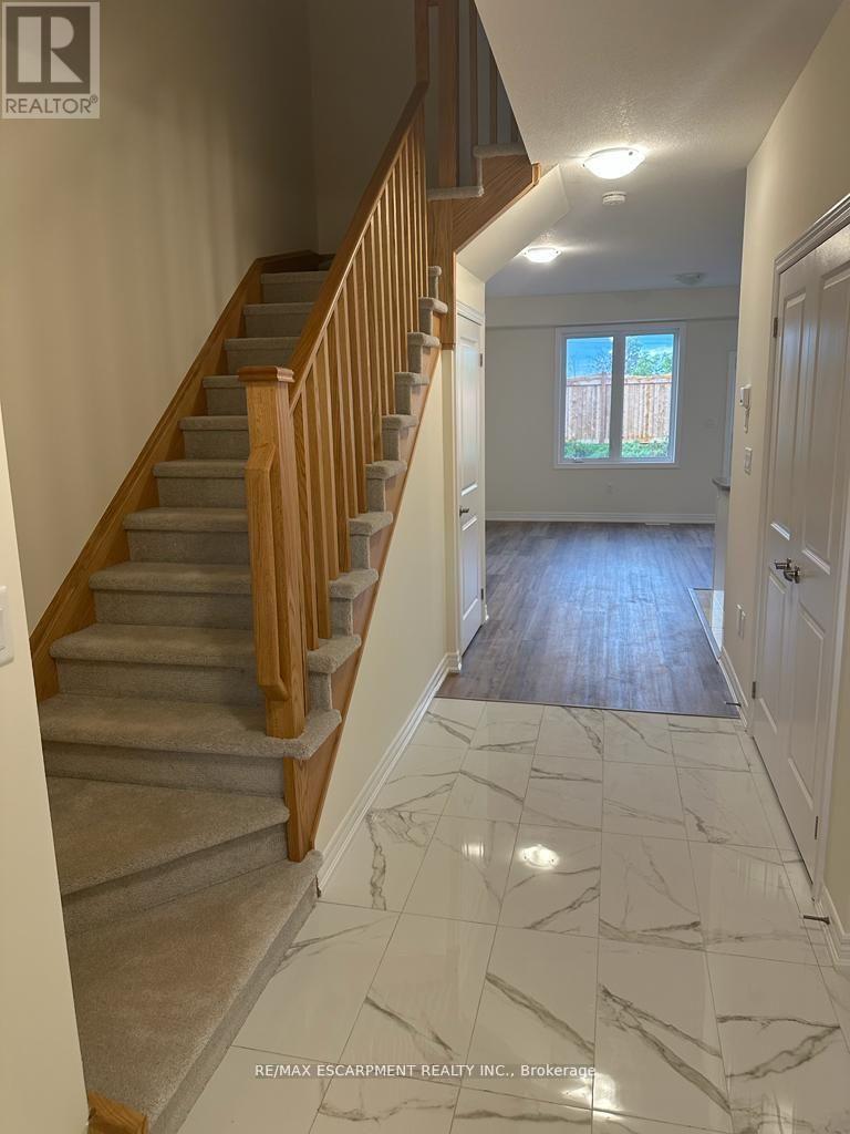 105 Pinot Crescent, Hamilton, Ontario  L8E 0J9 - Photo 4 - X12922196