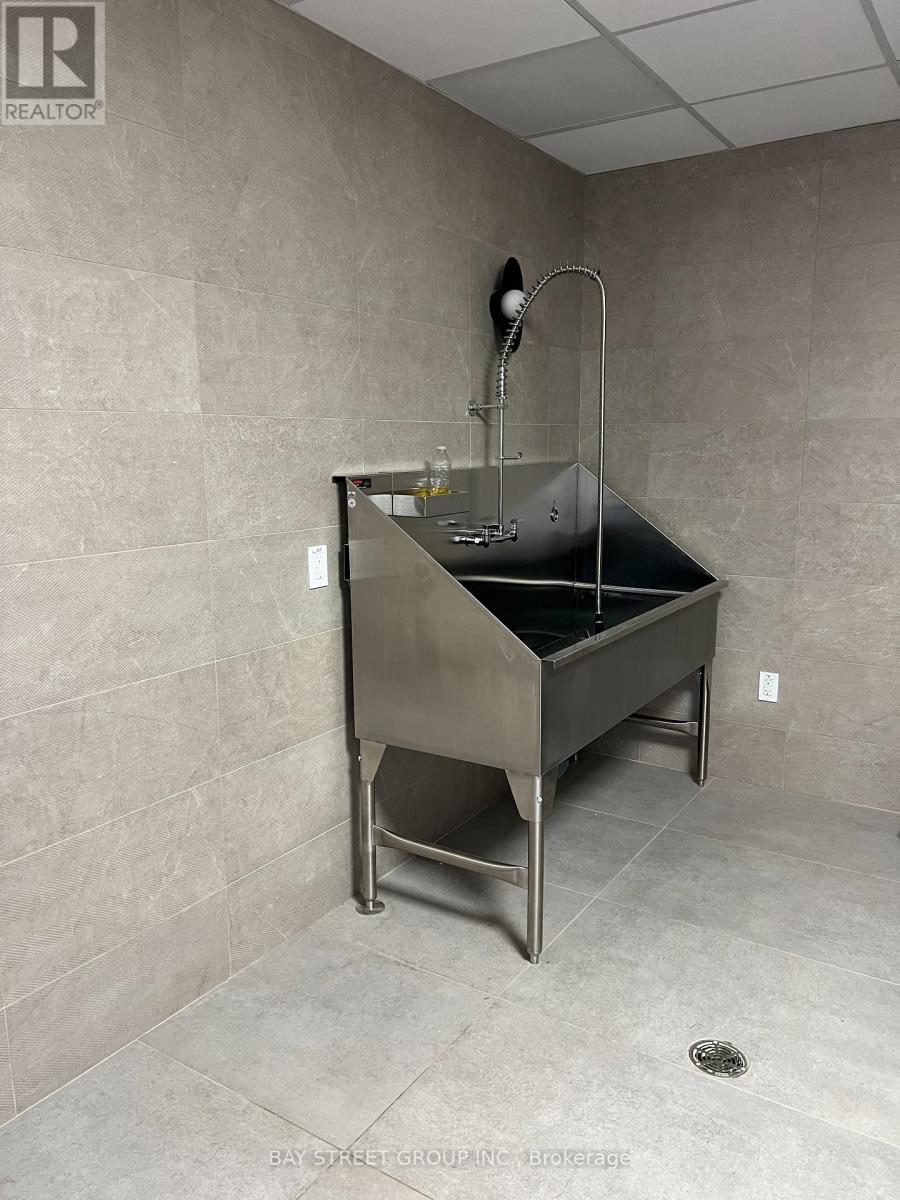 711 - 3220 William Coltson Avenue, Oakville, Ontario L6H 7X9 - Photo 4 - W12922290