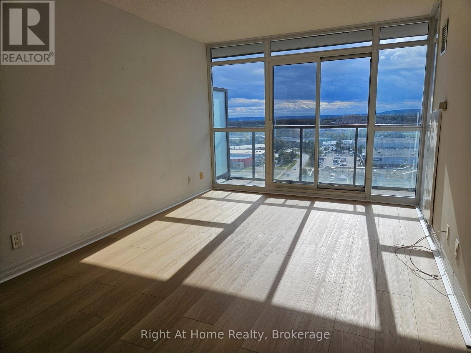 1506 - 1940 Ironstone Drive, Burlington, Ontario  L7L 0E4 - Photo 10 - W12731450