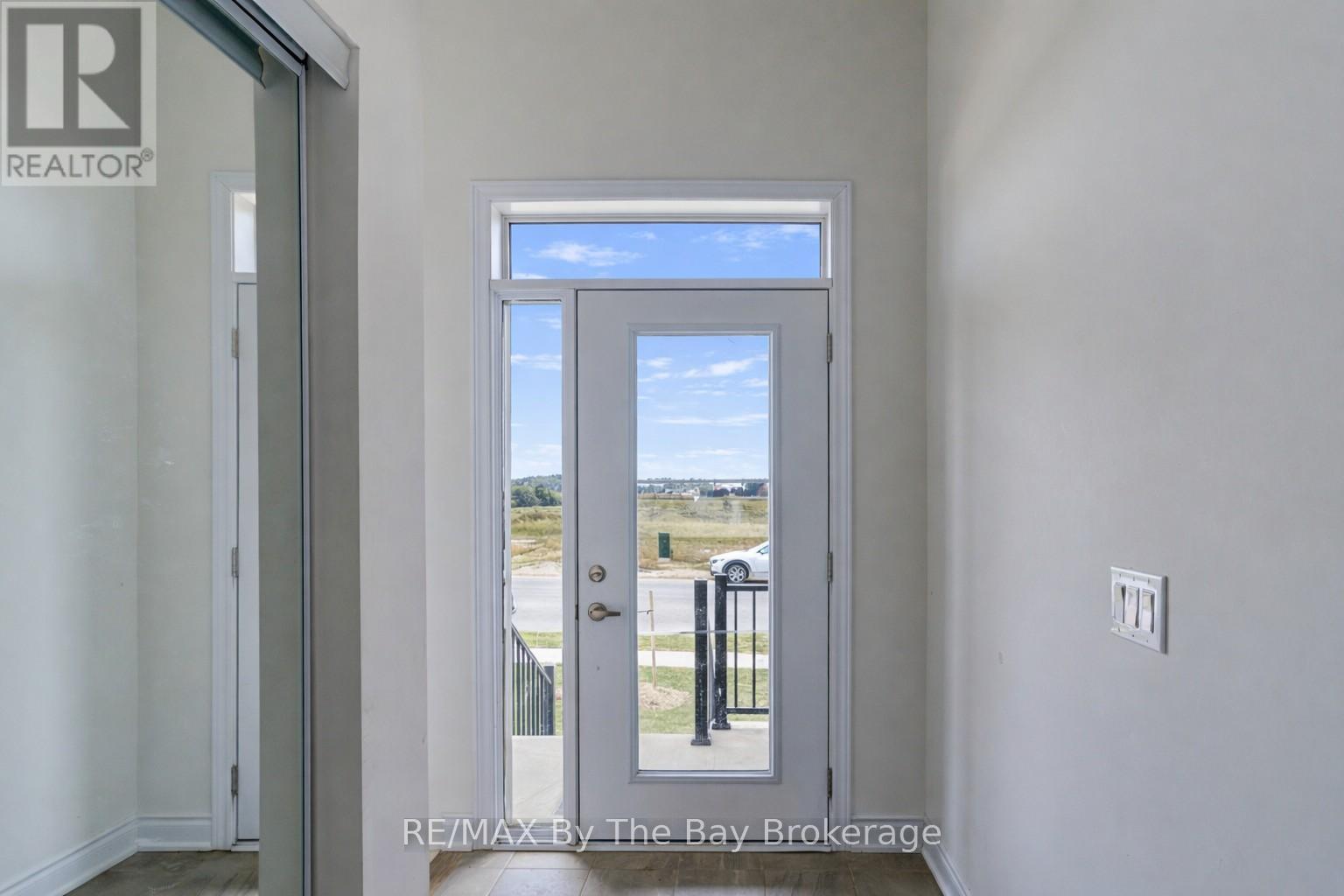 15 Union Boulevard, Wasaga Beach, Ontario  L9Z 0M6 - Photo 3 - S12922394