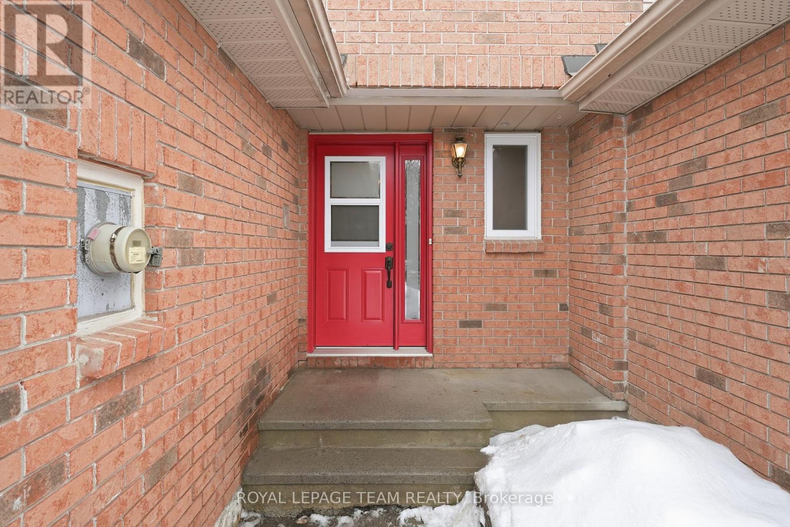 11 Furlong Crescent, Ottawa, Ontario  K2M 2J1 - Photo 2 - X12922384