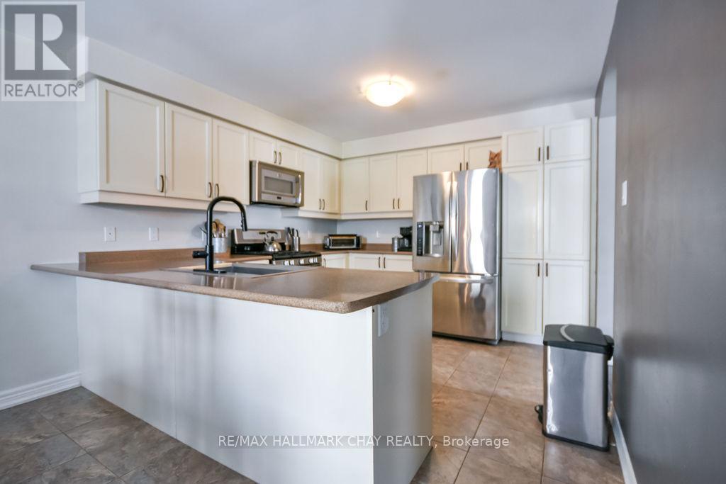 212 Maplewood Drive, Essa (Angus), Ontario  L0L 1B4 - Photo 11 - N12922370