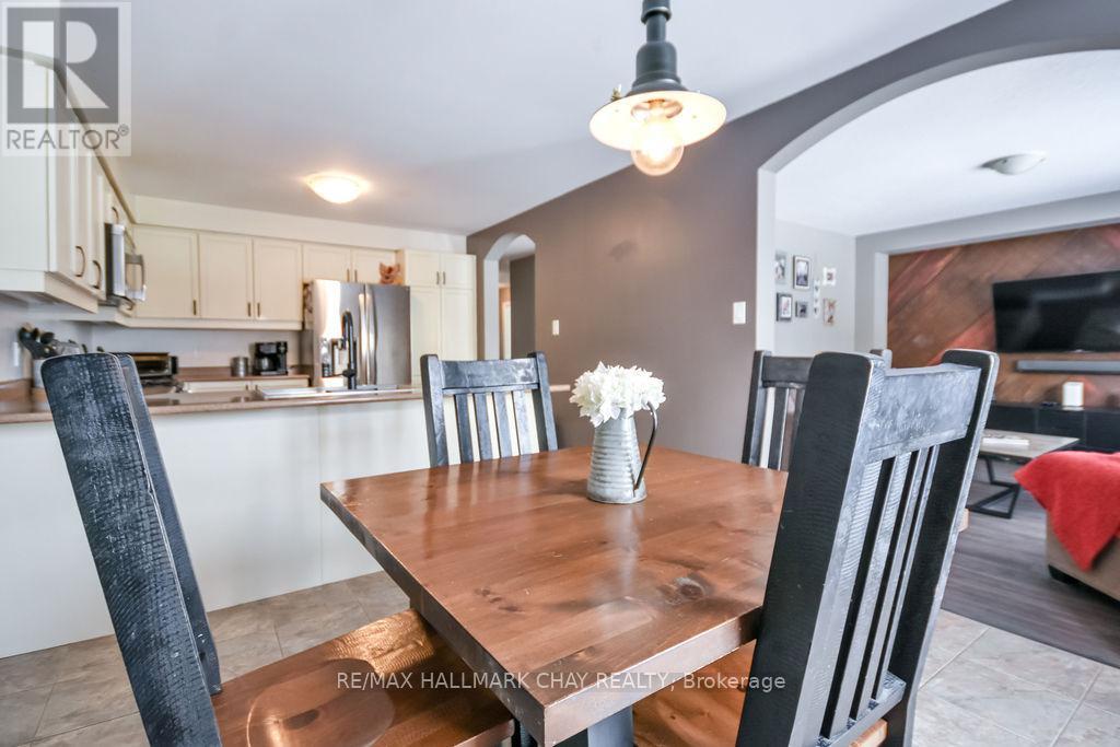 212 Maplewood Drive, Essa (Angus), Ontario  L0L 1B4 - Photo 13 - N12922370