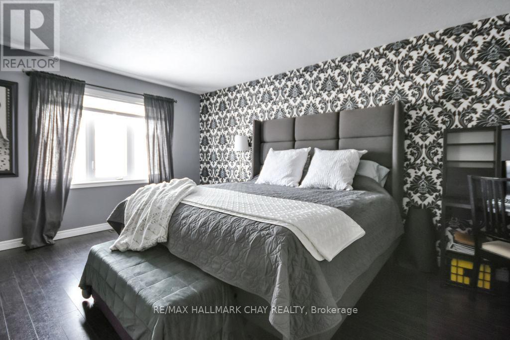 212 Maplewood Drive, Essa (Angus), Ontario  L0L 1B4 - Photo 15 - N12922370