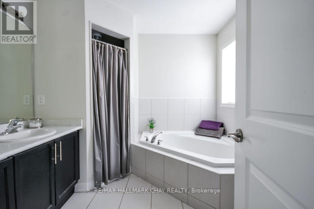 212 Maplewood Drive, Essa (Angus), Ontario  L0L 1B4 - Photo 18 - N12922370