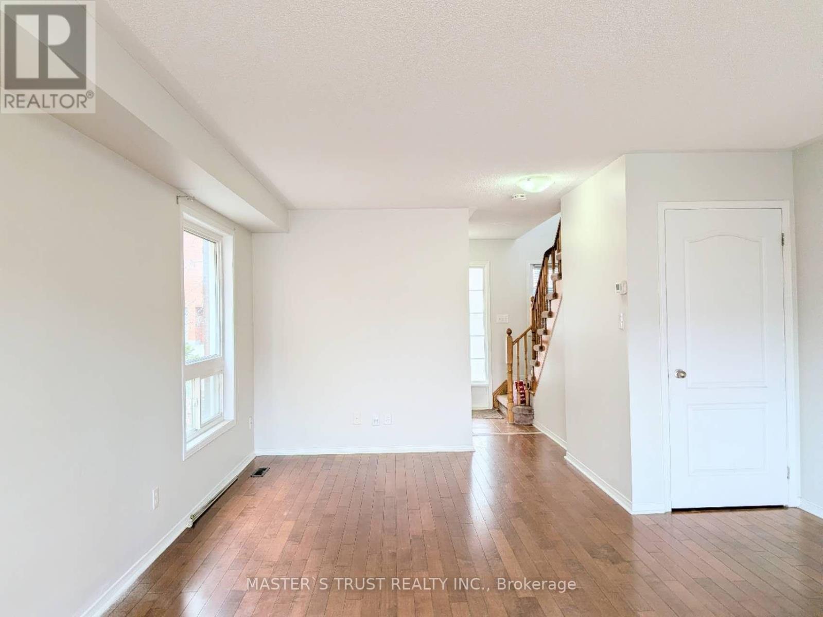 66 Gail Parks Crescent, Newmarket, Ontario  L3X 3B9 - Photo 3 - N12922420