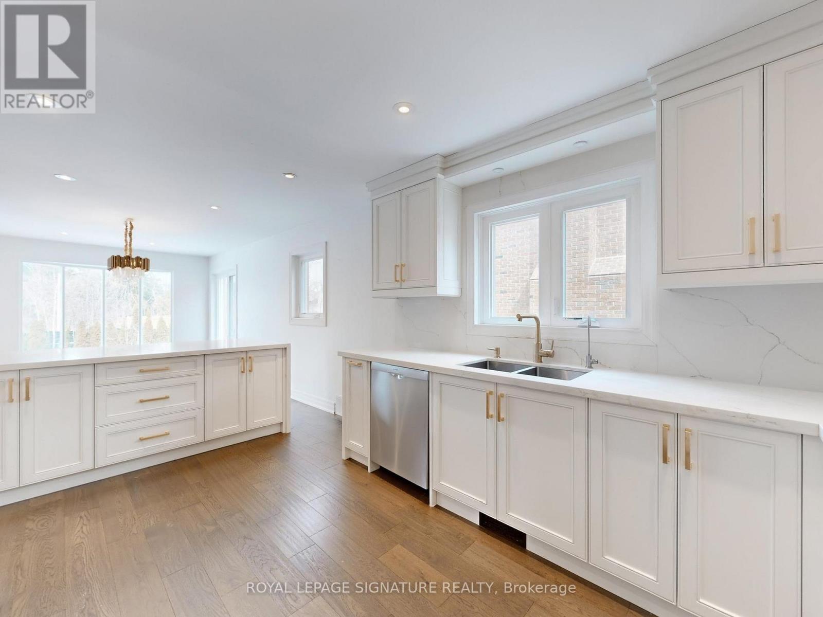 98 Golf Links Drive, Aurora, Ontario  L4G 3V3 - Photo 13 - N12922426