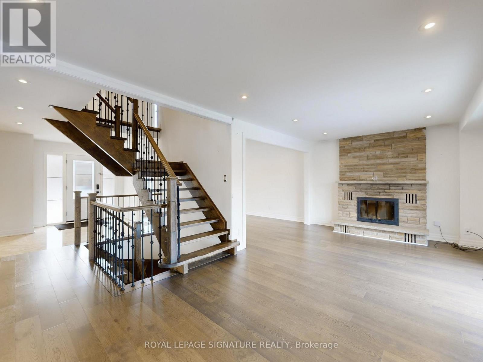 98 Golf Links Drive, Aurora, Ontario  L4G 3V3 - Photo 15 - N12922426