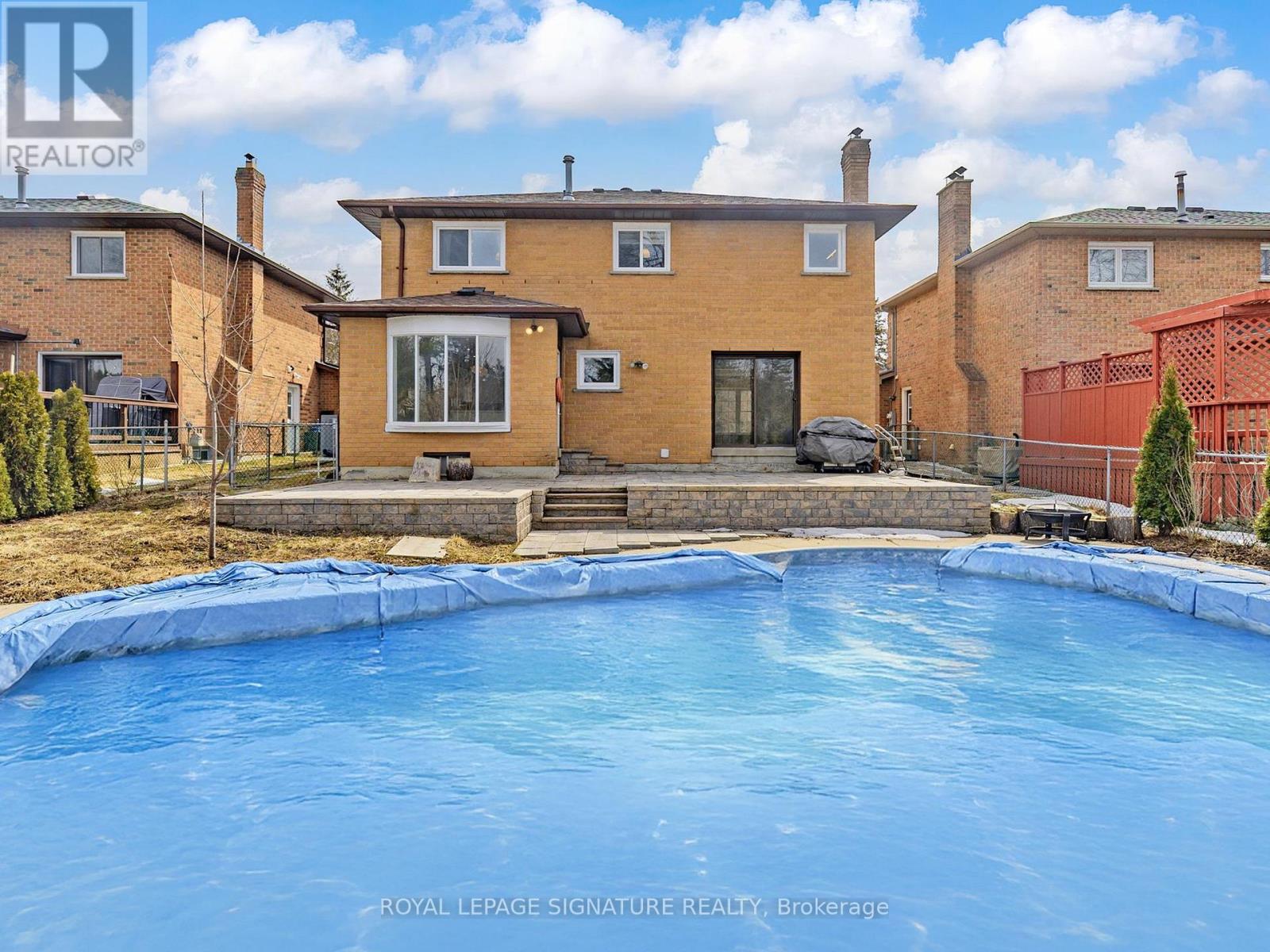 98 Golf Links Drive, Aurora, Ontario  L4G 3V3 - Photo 2 - N12922426