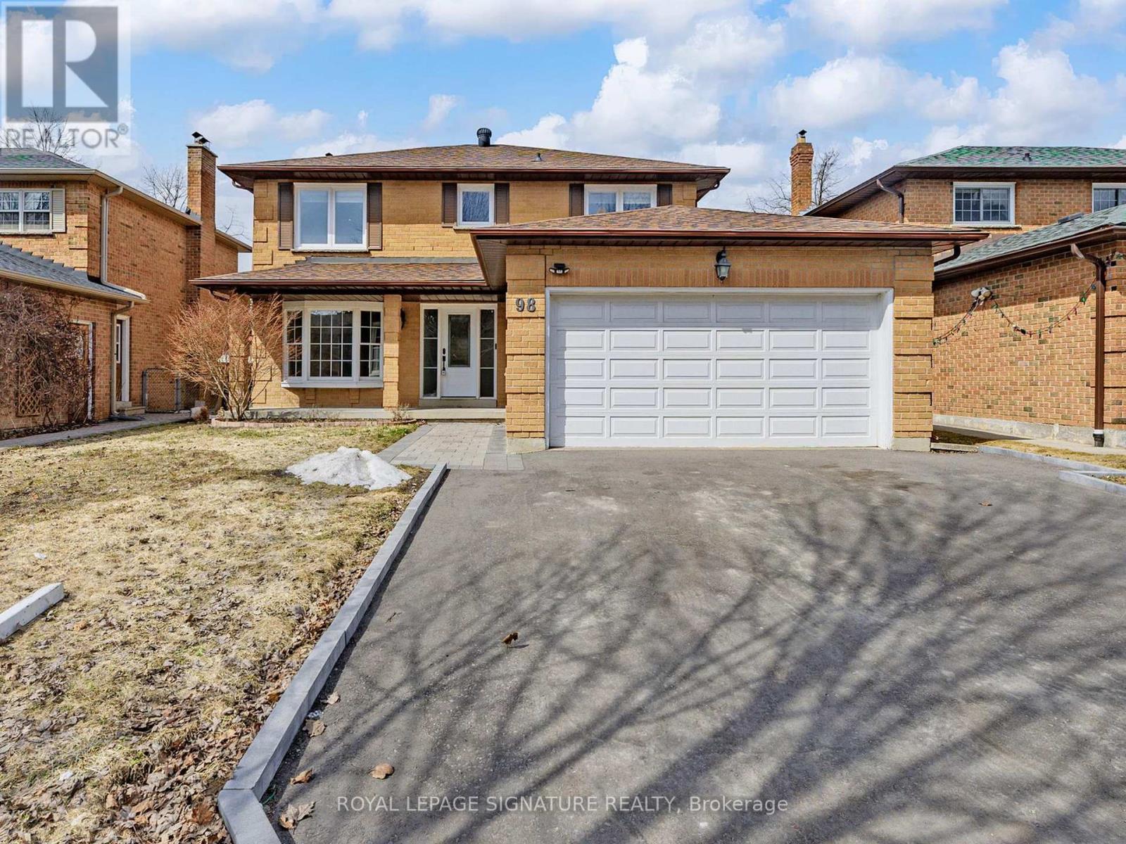 98 Golf Links Drive, Aurora, Ontario  L4G 3V3 - Photo 3 - N12922426