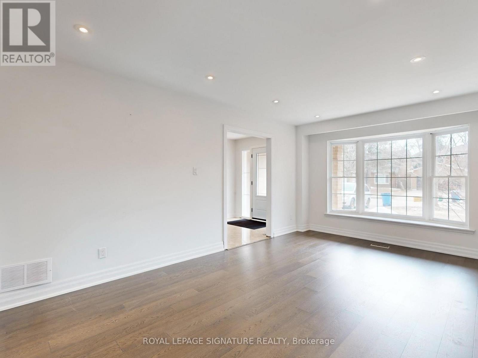 98 Golf Links Drive, Aurora, Ontario  L4G 3V3 - Photo 6 - N12922426