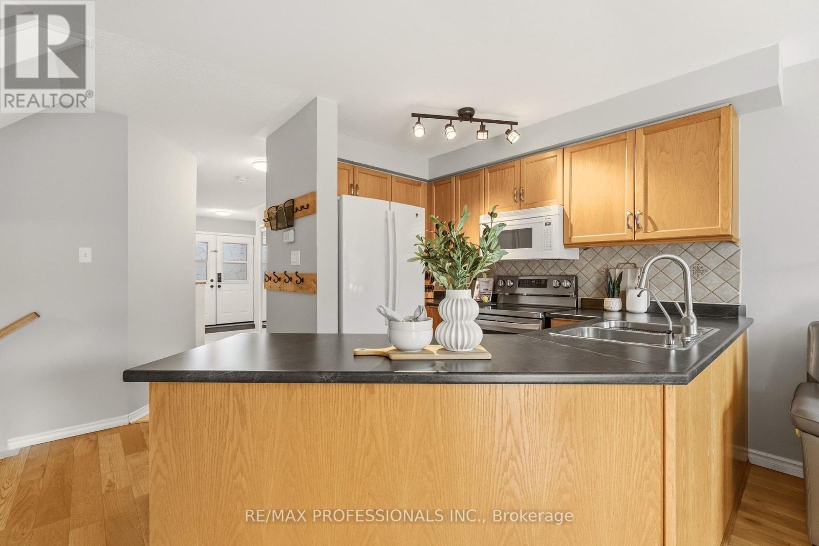 34 Harding Street, Halton Hills, Ontario L7G 6B2 - Photo 13 - W12922368