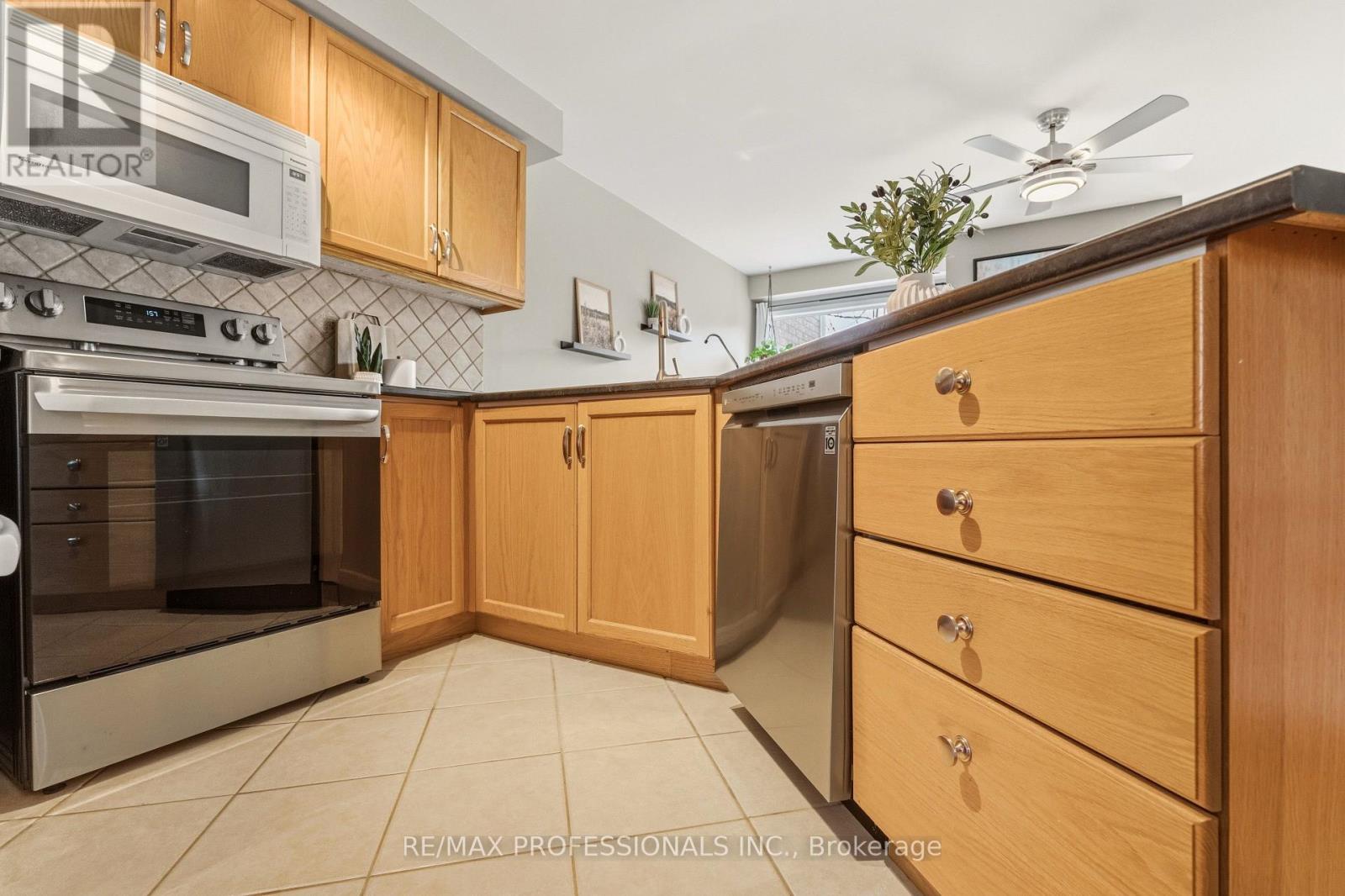 34 Harding Street, Halton Hills, Ontario L7G 6B2 - Photo 14 - W12922368