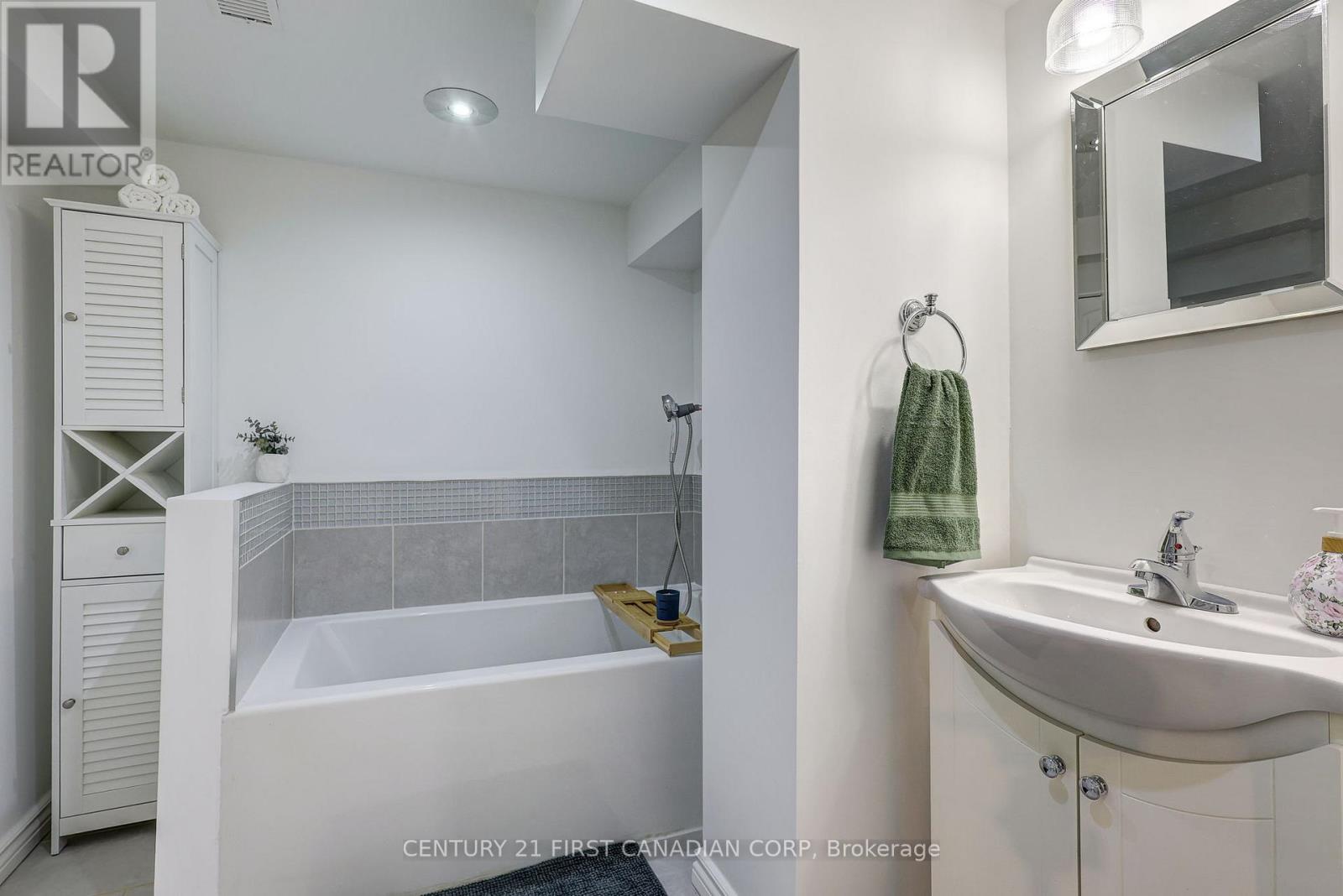 691 Emery Street E, London South, Ontario  N6C 2G3 - Photo 38 - X12922464