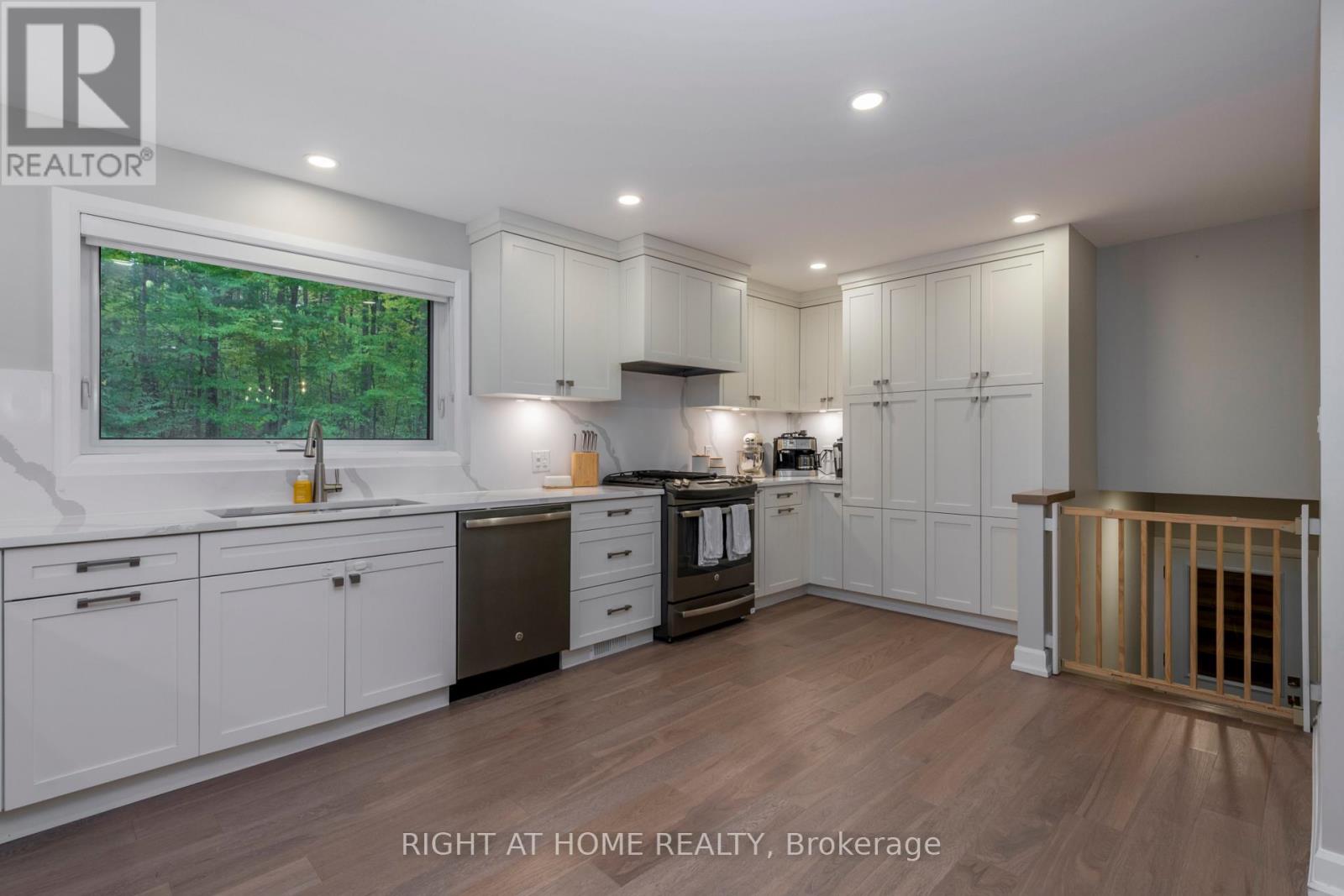 11 Woodland Crescent, Oro-Medonte, Ontario  L4M 4Y8 - Photo 10 - S12922472