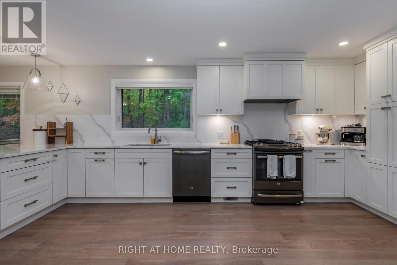 11 Woodland Crescent, Oro-Medonte, Ontario  L4M 4Y8 - Photo 9 - S12922472