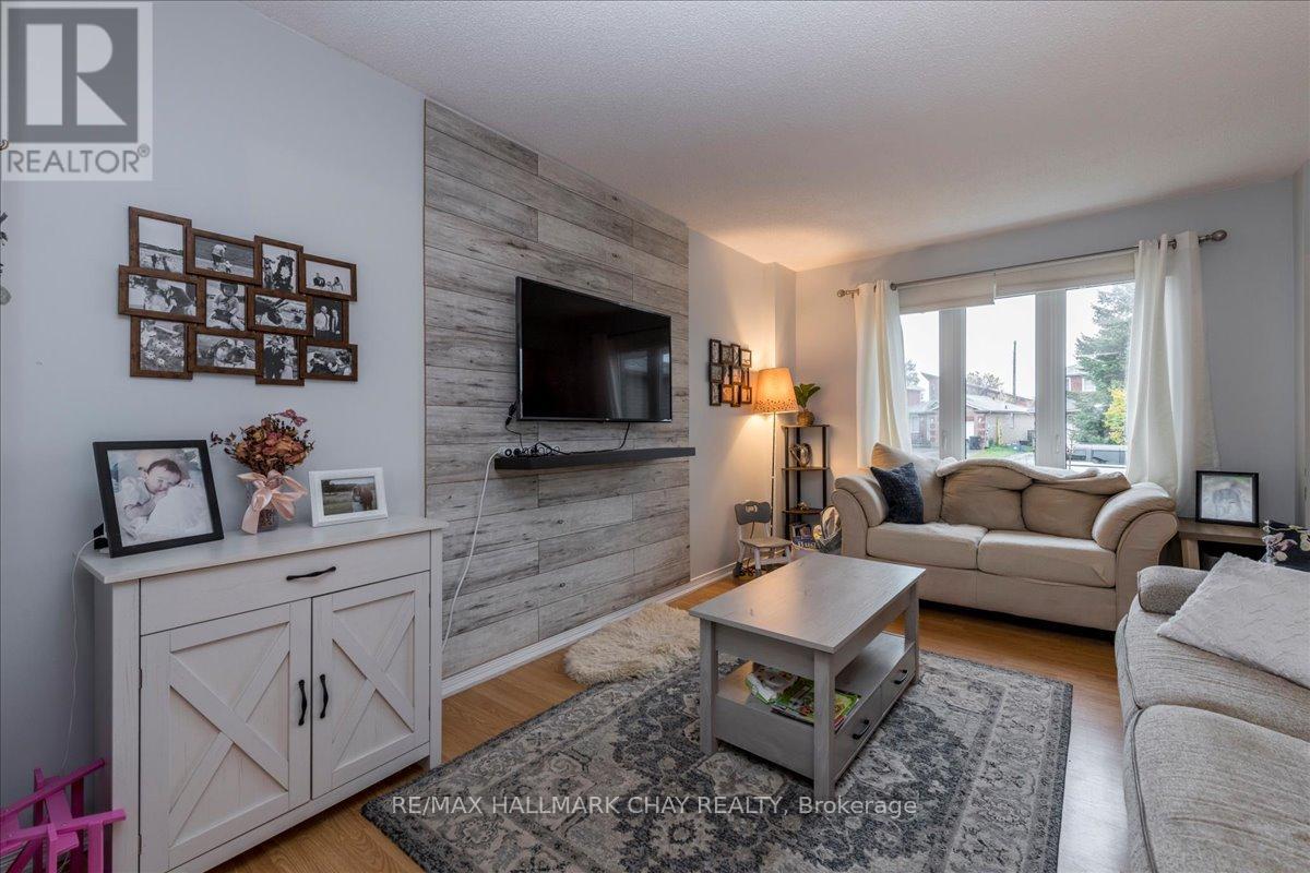 11 Garibaldi Drive, Barrie (Holly), Ontario L4N 8C3 - Photo 2 - S12922490