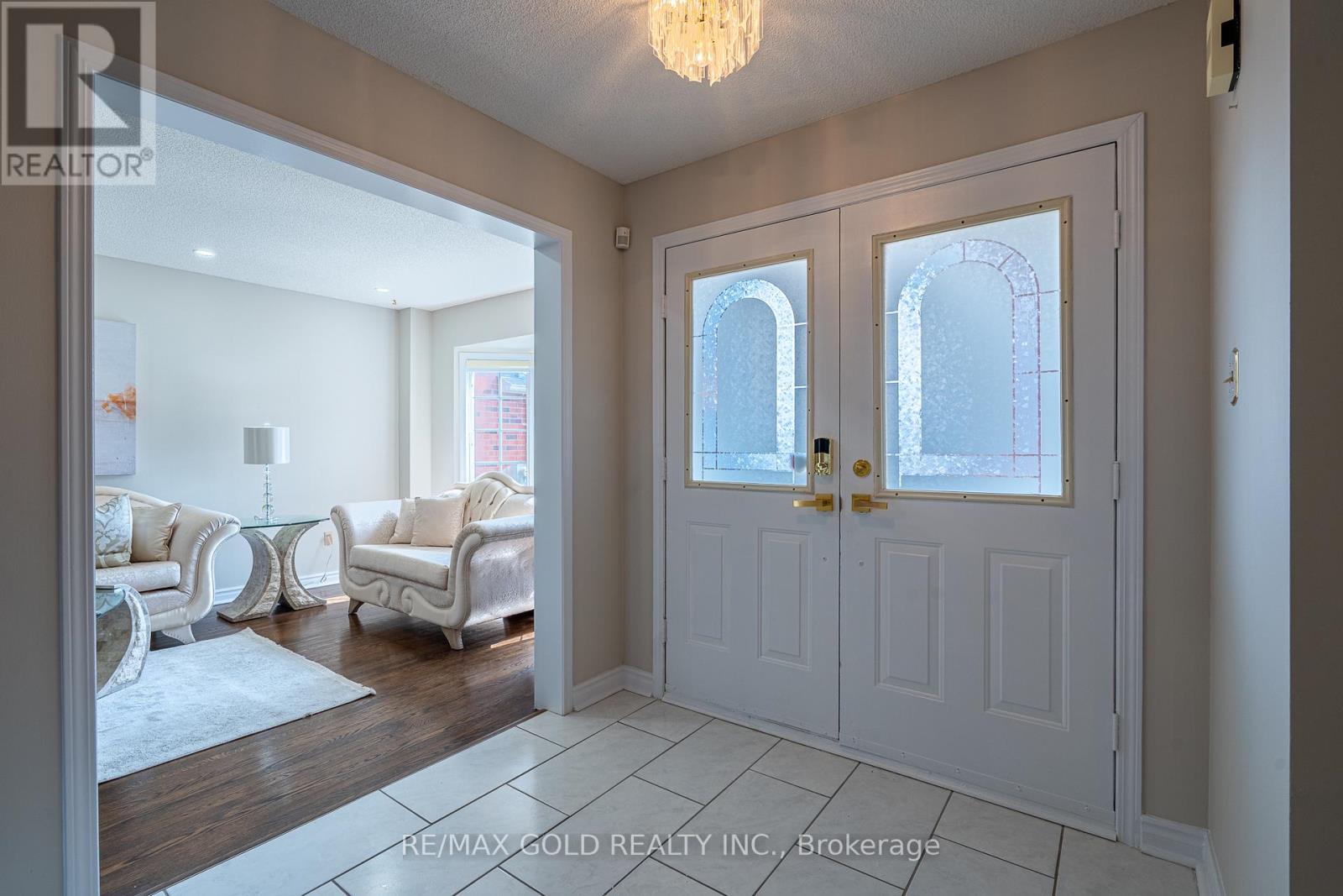 87 Sprucelands Avenue, Brampton, Ontario  L6R 1N3 - Photo 3 - W12917770