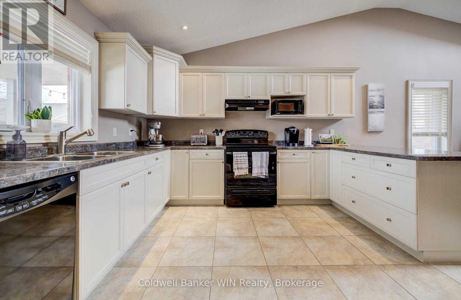 108 Ruby's Crescent, Wellington North (Mount Forest), Ontario  N0G 2L2 - Photo 15 - X12922674