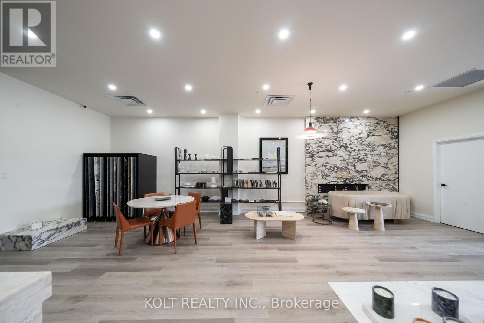 30 - 330 Esna Park Drive, Markham, Ontario  L3R 1H3 - Photo 5 - N12922614