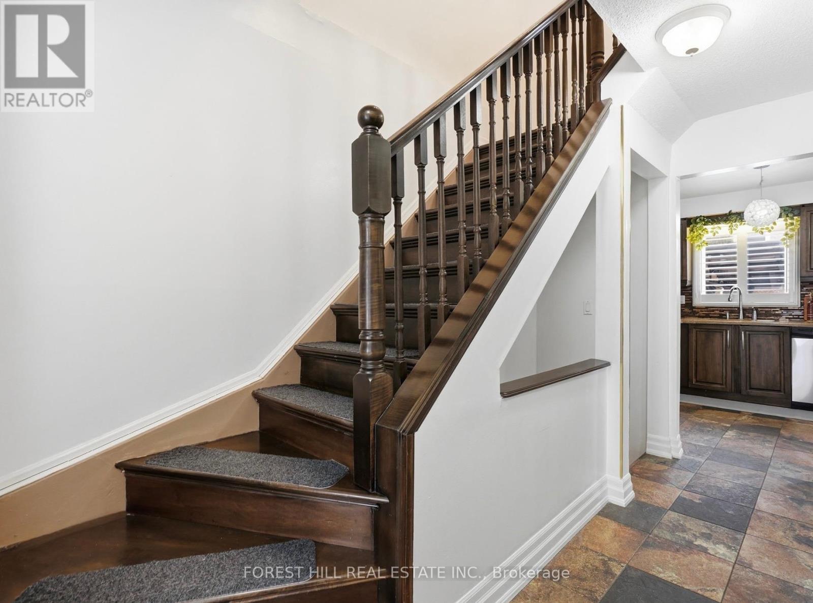 26 Laurel Valley Court, Vaughan, Ontario  L4K 2B3 - Photo 4 - N12922680