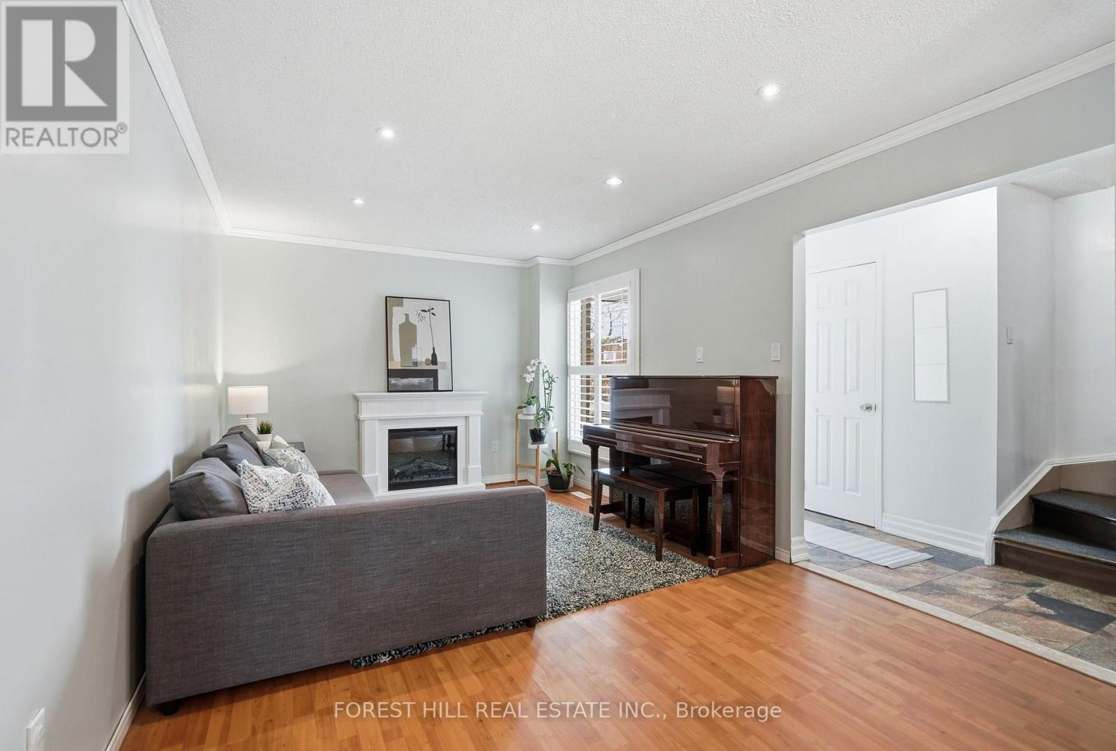 26 Laurel Valley Court, Vaughan, Ontario  L4K 2B3 - Photo 5 - N12922680