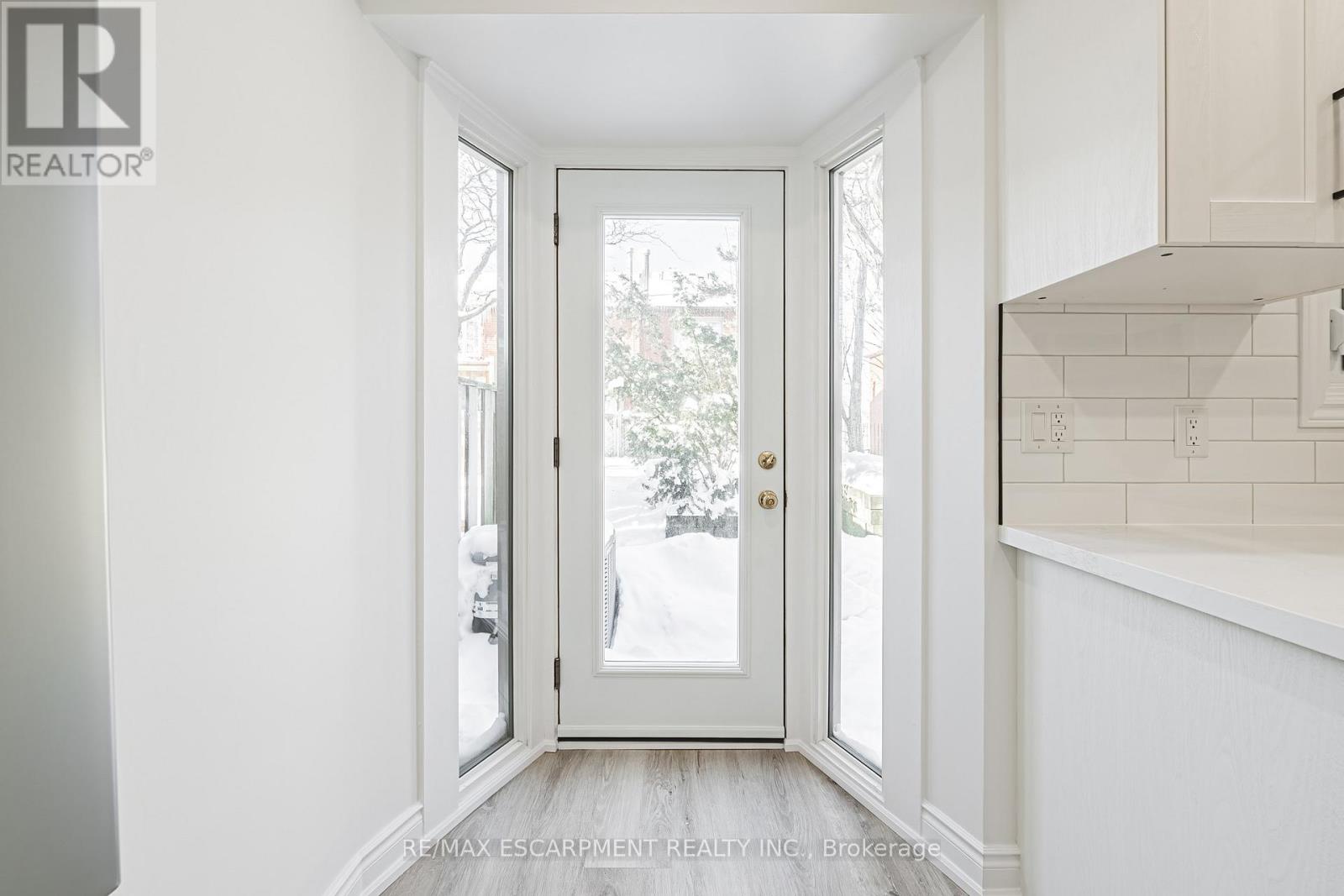 101 - 895 Maple Avenue, Burlington, Ontario  L7S 2H7 - Photo 18 - W12922574