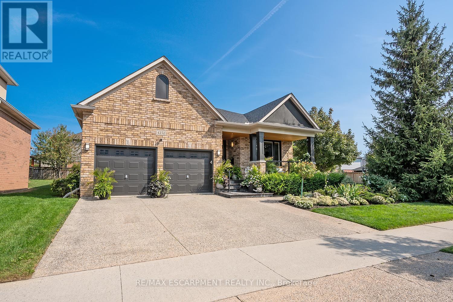 4252 Sarazen Drive, Burlington (Rose), Ontario  L7M 4Z2 - Photo 2 - W12922580