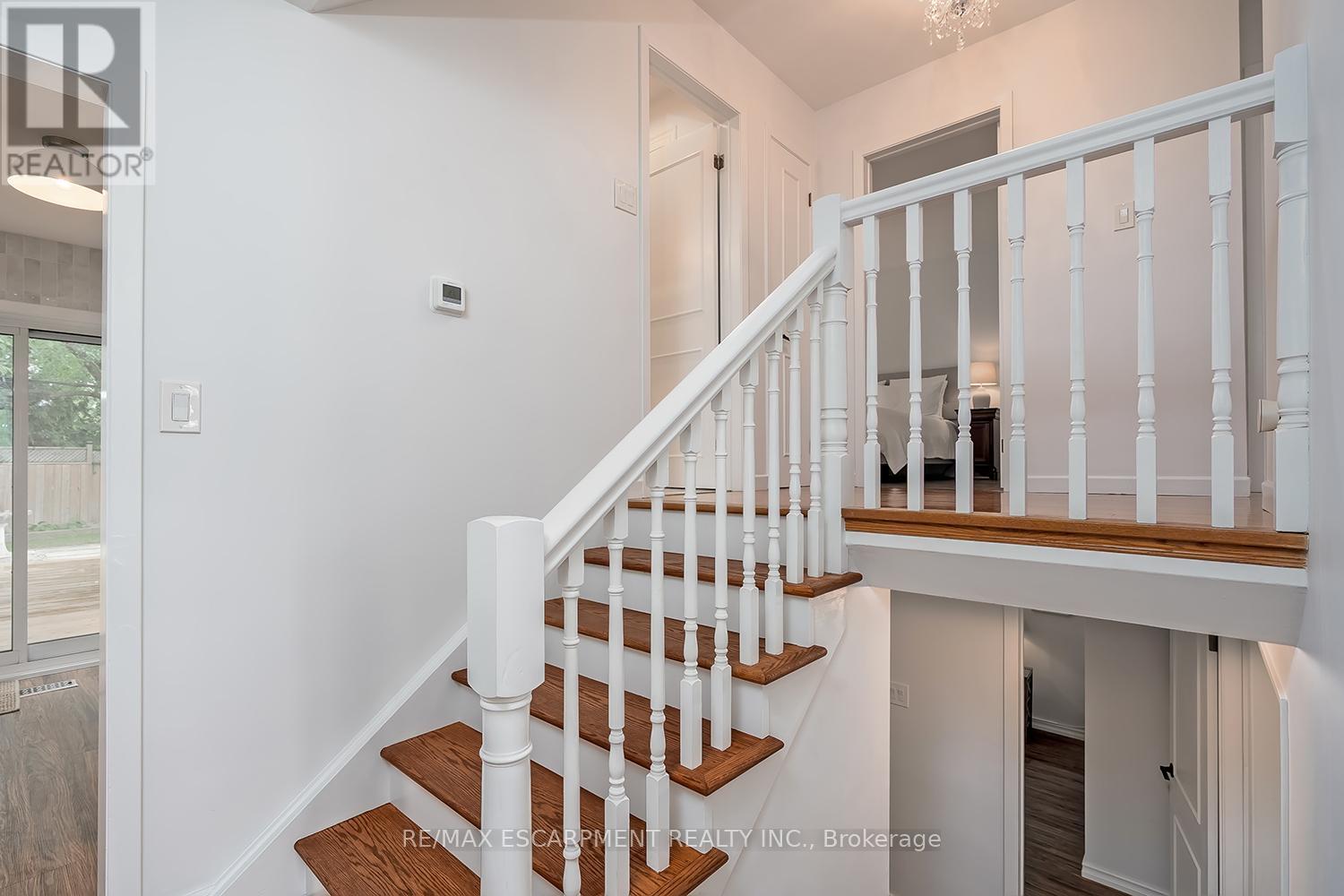 406 Oakwood Drive, Burlington, Ontario  L7N 1X2 - Photo 14 - W12922598