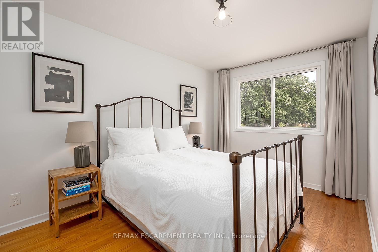 406 Oakwood Drive, Burlington, Ontario  L7N 1X2 - Photo 19 - W12922598