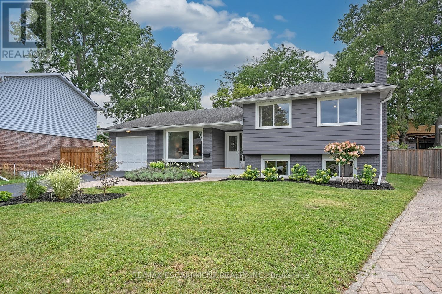 406 Oakwood Drive, Burlington, Ontario  L7N 1X2 - Photo 2 - W12922598