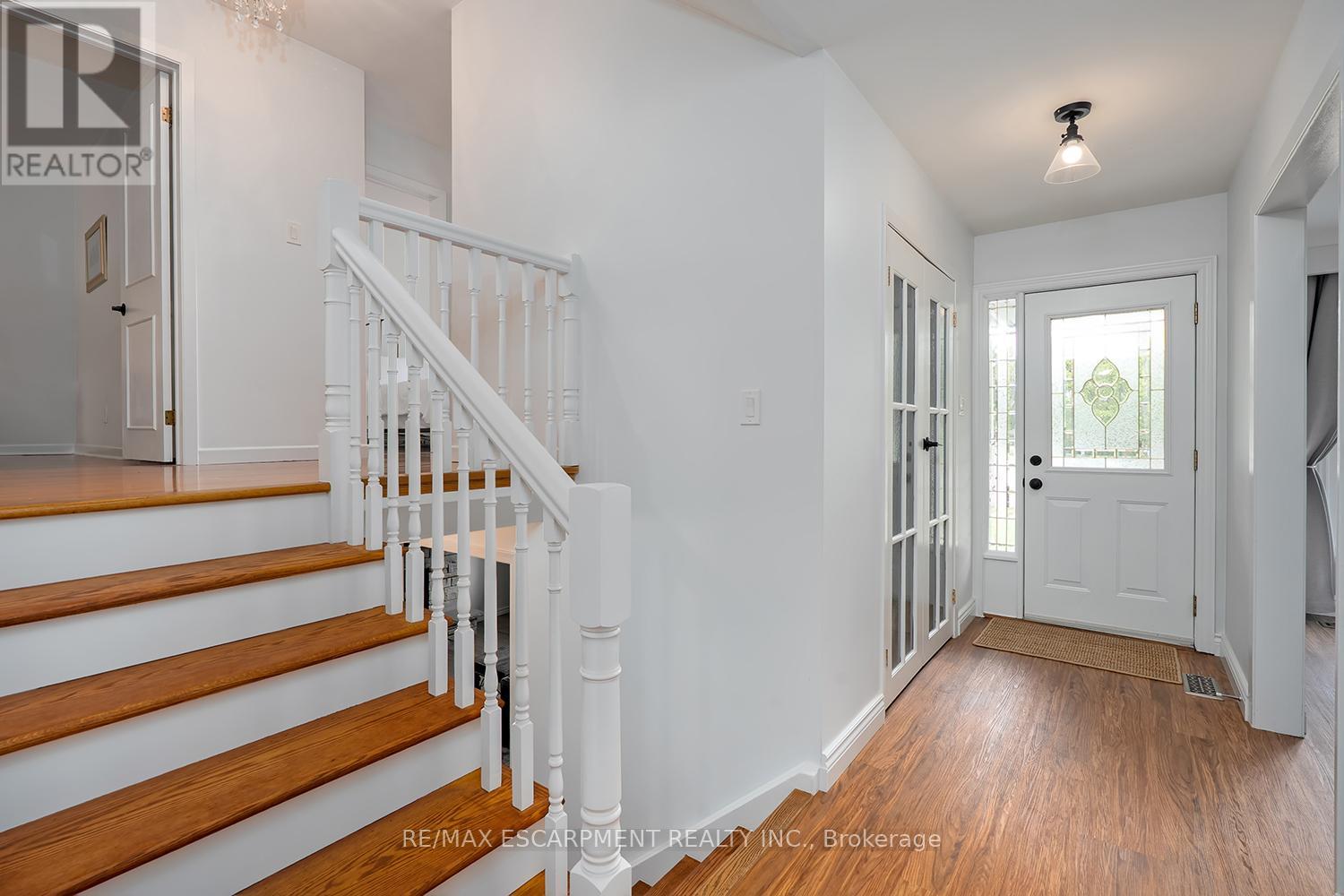 406 Oakwood Drive, Burlington, Ontario  L7N 1X2 - Photo 4 - W12922598