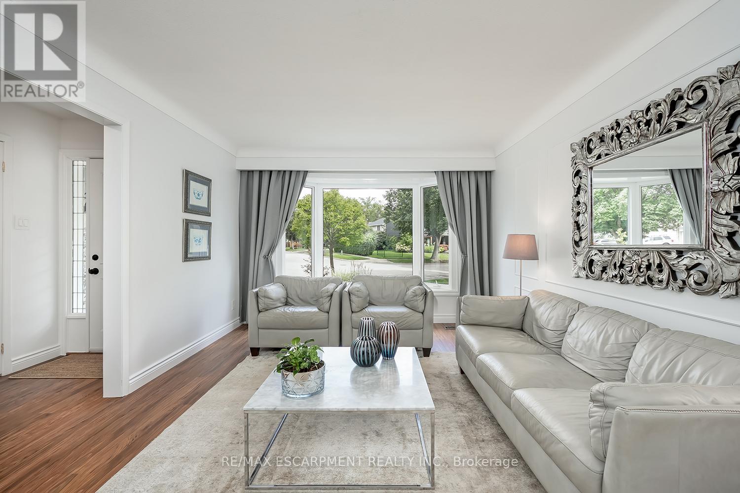 406 Oakwood Drive, Burlington, Ontario  L7N 1X2 - Photo 6 - W12922598