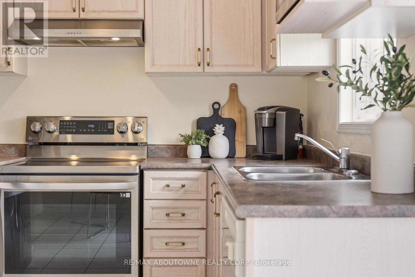 408 Fairgate Way, Oakville, Ontario  L6H 6Y1 - Photo 7 - W12922640