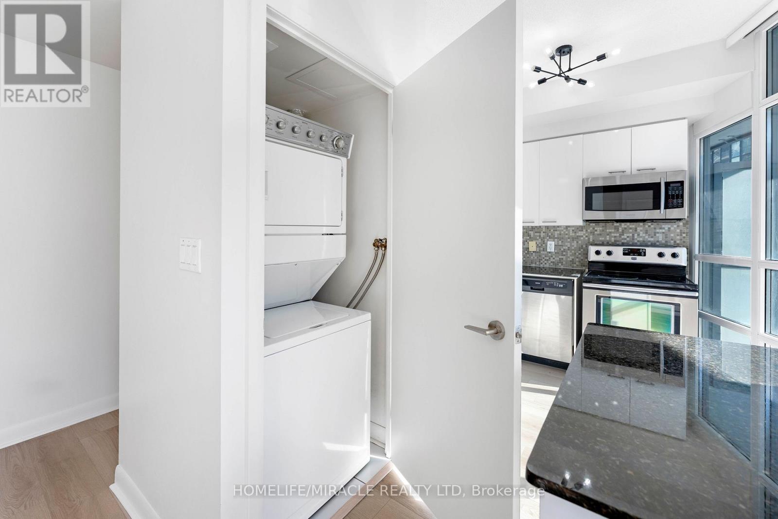 806 - 15 Bruyeres Mews, Toronto (Niagara), Ontario  M5V 0A7 - Photo 18 - C12922722