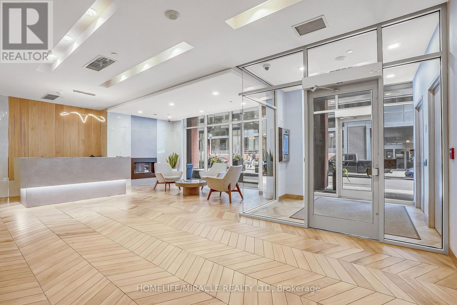 806 - 15 Bruyeres Mews, Toronto (Niagara), Ontario  M5V 0A7 - Photo 3 - C12922722