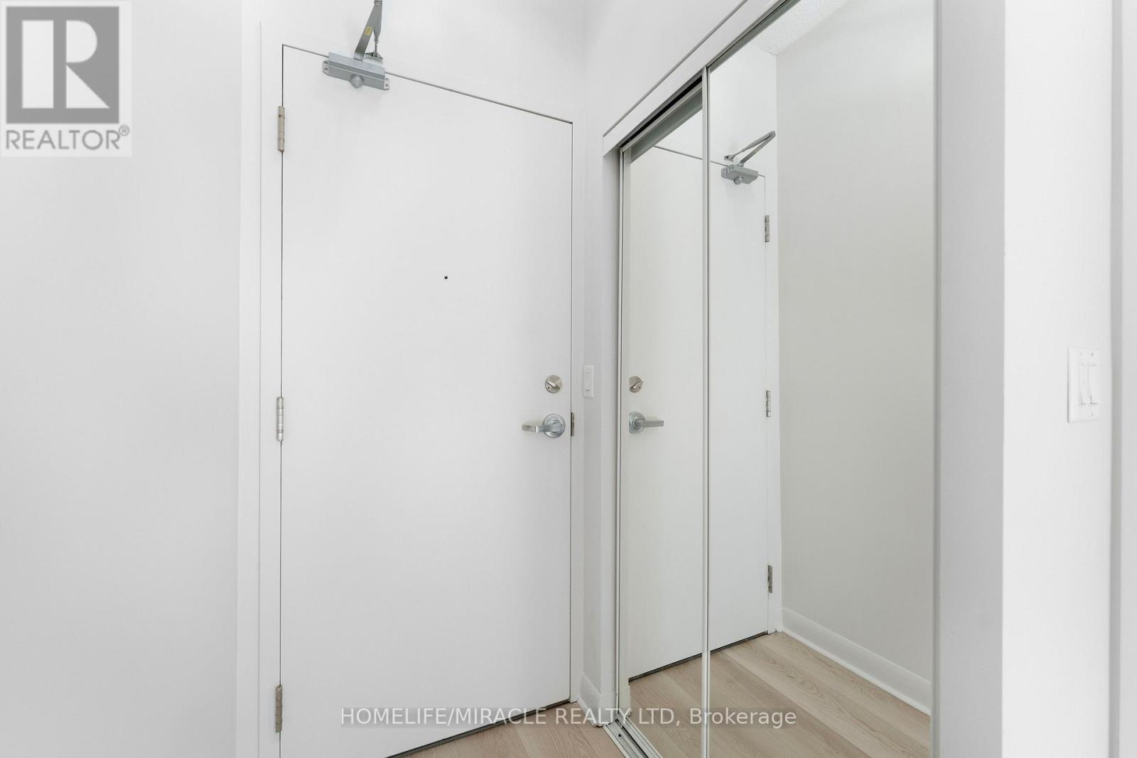 806 - 15 Bruyeres Mews, Toronto (Niagara), Ontario  M5V 0A7 - Photo 6 - C12922722