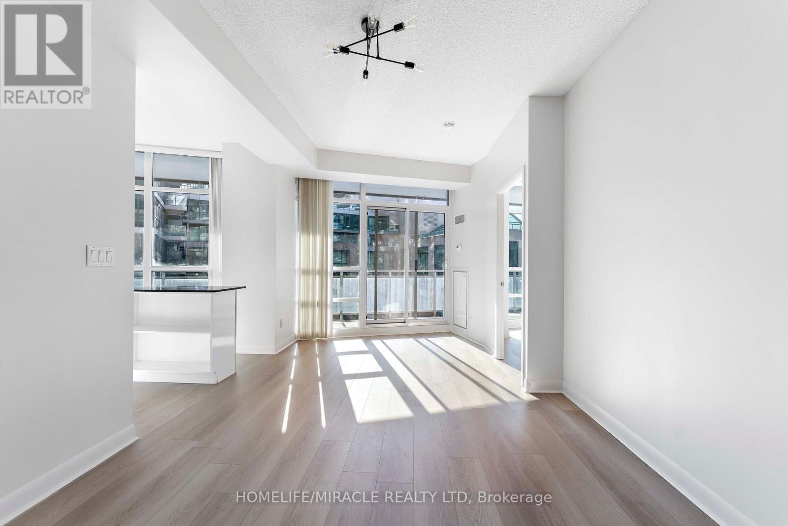 806 - 15 Bruyeres Mews, Toronto (Niagara), Ontario  M5V 0A7 - Photo 8 - C12922722