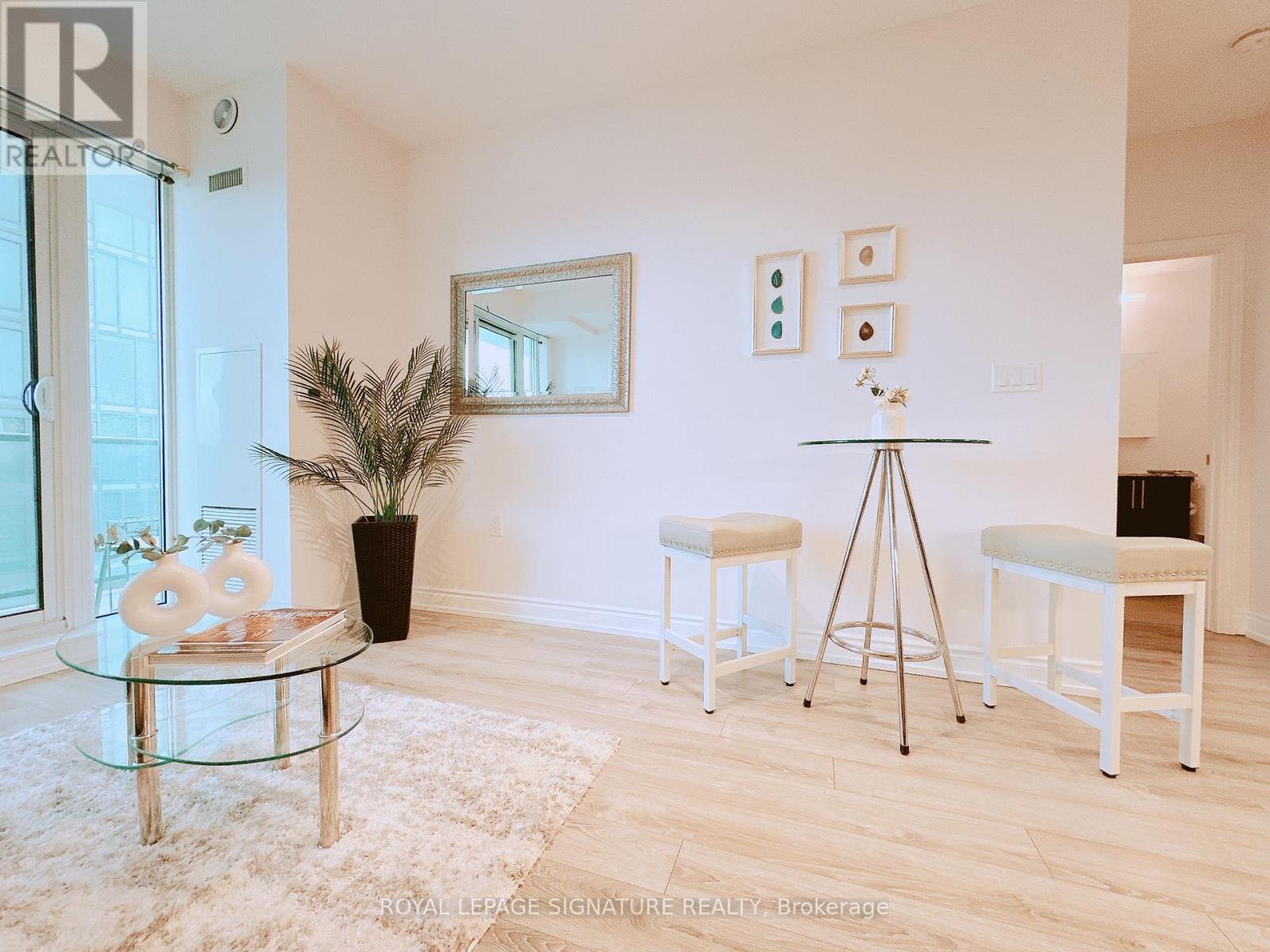 710 - 9600 Yonge Street, Richmond Hill (North Richvale), Ontario  L4C 0X3 - Photo 2 - N12922742