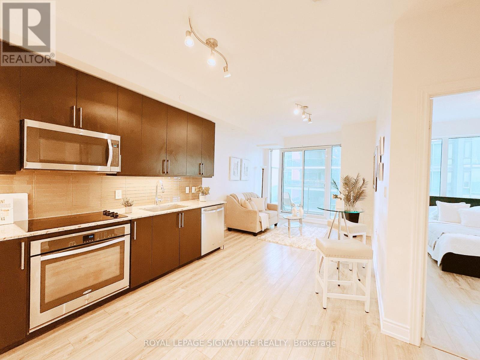 710 - 9600 Yonge Street, Richmond Hill (North Richvale), Ontario  L4C 0X3 - Photo 6 - N12922742