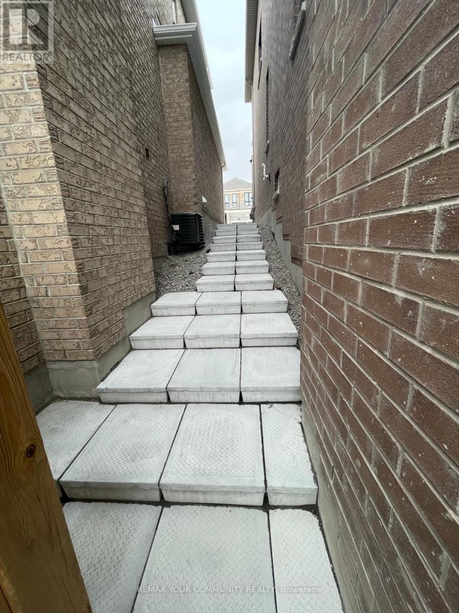 66 Woodhaven Avenue, Aurora, Ontario  L4G 3Y2 - Photo 2 - N12922784